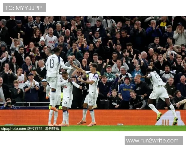 足球明星捂镜头瞬间引热议球迷热衷解读背后深意与不为人知的故事